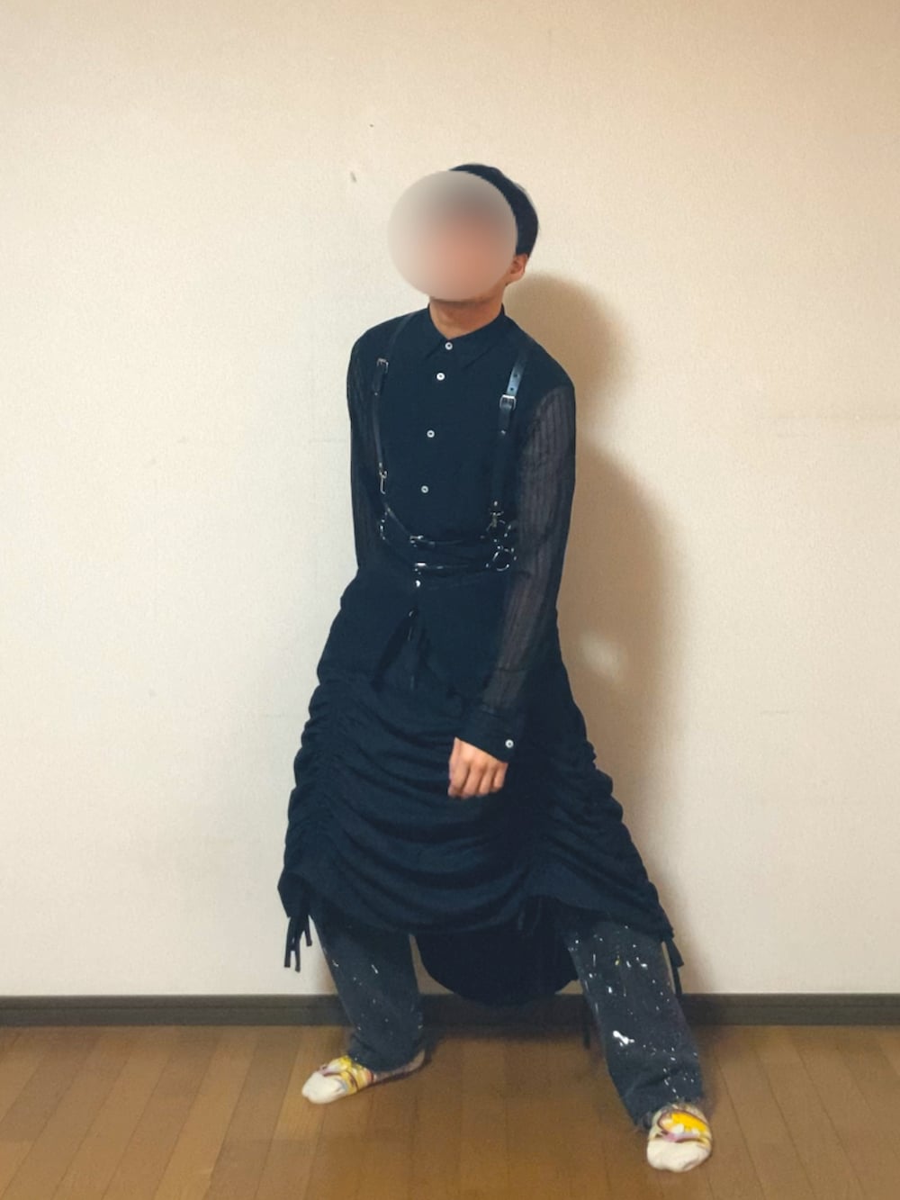 ブラック系のシャツ/ブラウス、ブラック系のスカート、ブラック系のデニムパンツを着用したメンズの夏コーディネートの2枚目の写真