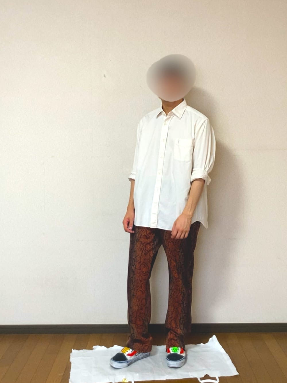 「夏コーデ、ロック、シンプルコーデ、夏だ！Tシャツ着よう！、ジャージ、トラックパンツ」｜「Needlesのパイソン柄（その他パンツ、オレンジ系）」を使った、神社さん（メンズ・165cm）の夏コーディネートの2枚目の写真