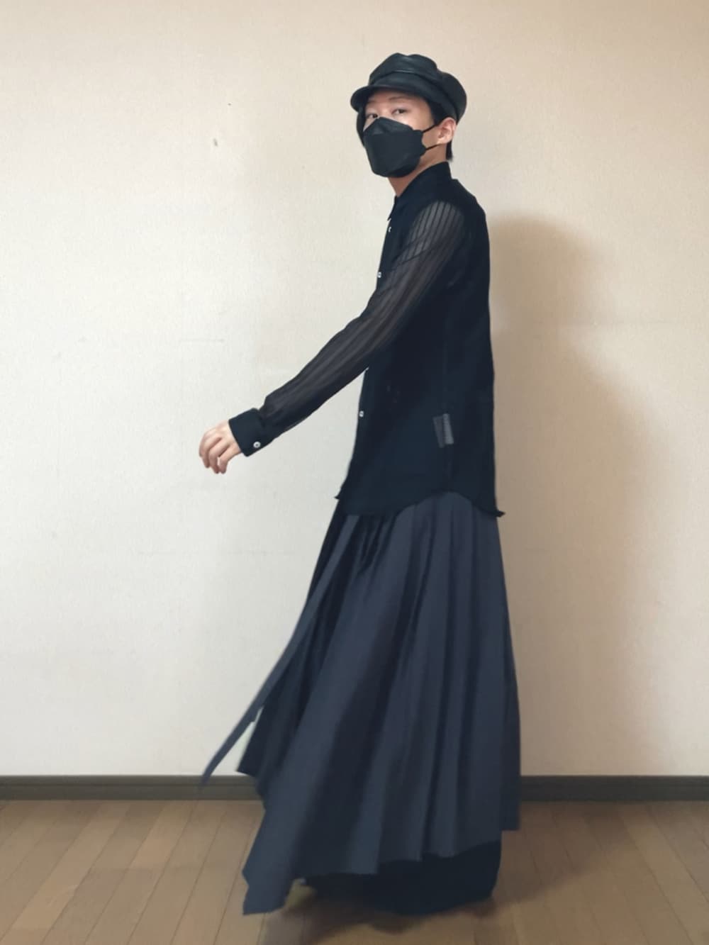 ブラック系のシャツ/ブラウス、グレー系のスカート、ブラック系のその他パンツを着用したメンズの秋コーディネートの2枚目の写真