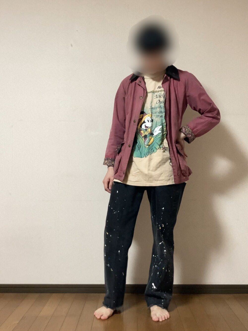 ピンク系のその他アウター、ベージュ系のTシャツ/カットソー、ブラック系のデニムパンツを着用したメンズの冬コーディネートの2枚目の写真