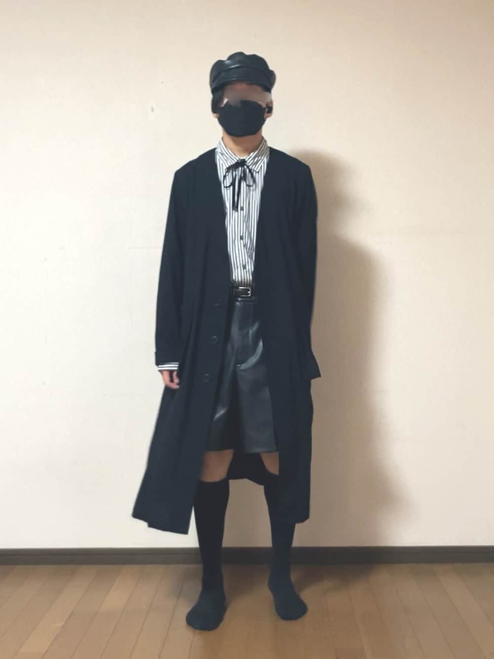 ブラック系のノーカラーコート、ブラック系のネクタイ、その他のシャツ/ブラウスを着用したメンズの秋コーディネートの2枚目の写真