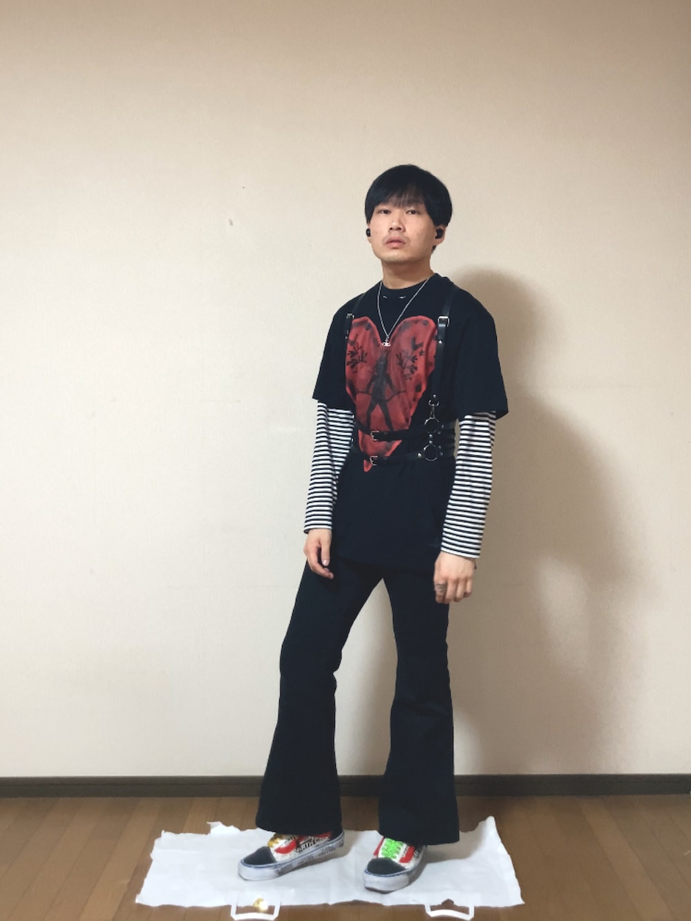 ブラック系のデニムパンツ、その他のスニーカー、ブラック系のTシャツ/カットソーを着用したメンズの春コーディネートの2枚目の写真