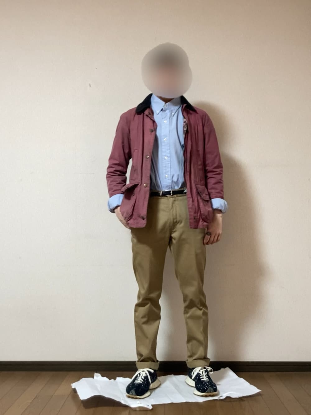 ピンク系のその他アウター、ベージュ系のチノパンツ、ブラック系のスニーカーを着用したメンズの冬コーディネートの2枚目の写真