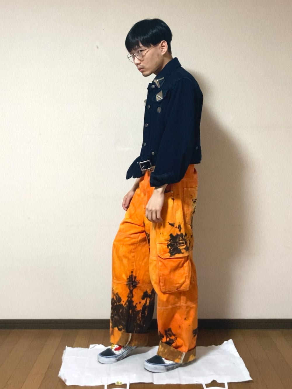 「秋冬コーデ、ストリート、パンク、デニム、デニムジャケット、カーゴパンツ、グラフィックＴ、スニーカー」｜「ZARAのアシッドウォッシュカーゴデニム（デニムパンツ、オレンジ系）」を使った、神社さん（メンズ・165cm）の秋コーディネートの2枚目の写真