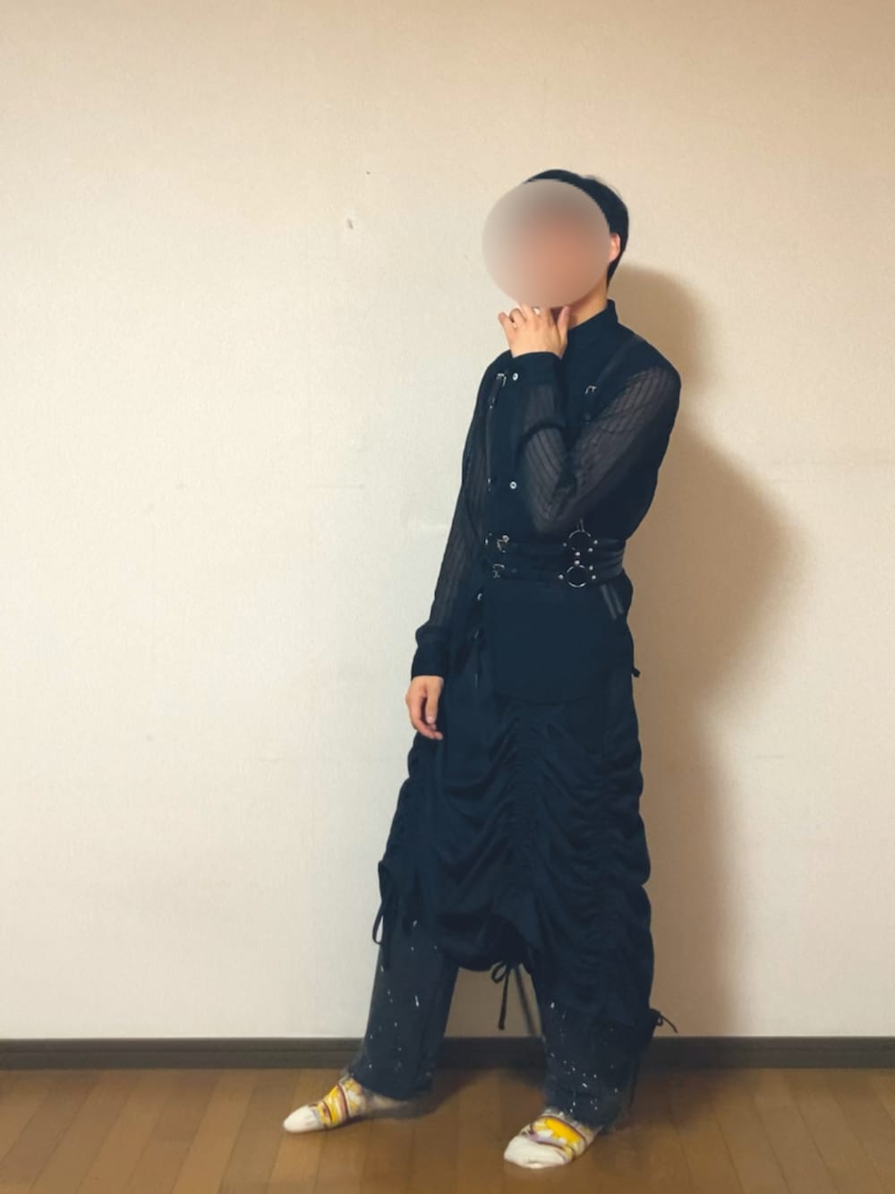 ブラック系のシャツ/ブラウス、ブラック系のスカート、ブラック系のデニムパンツを着用したメンズの夏コーディネートの3枚目の写真