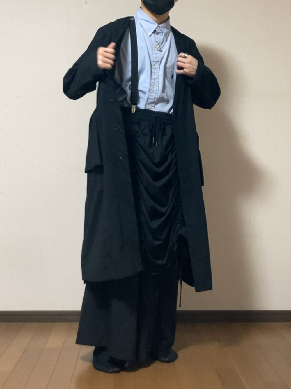 ブラック系のその他パンツ、ブラック系のスカート、ブラック系のノーカラーコートを着用したメンズの春コーディネートの3枚目の写真