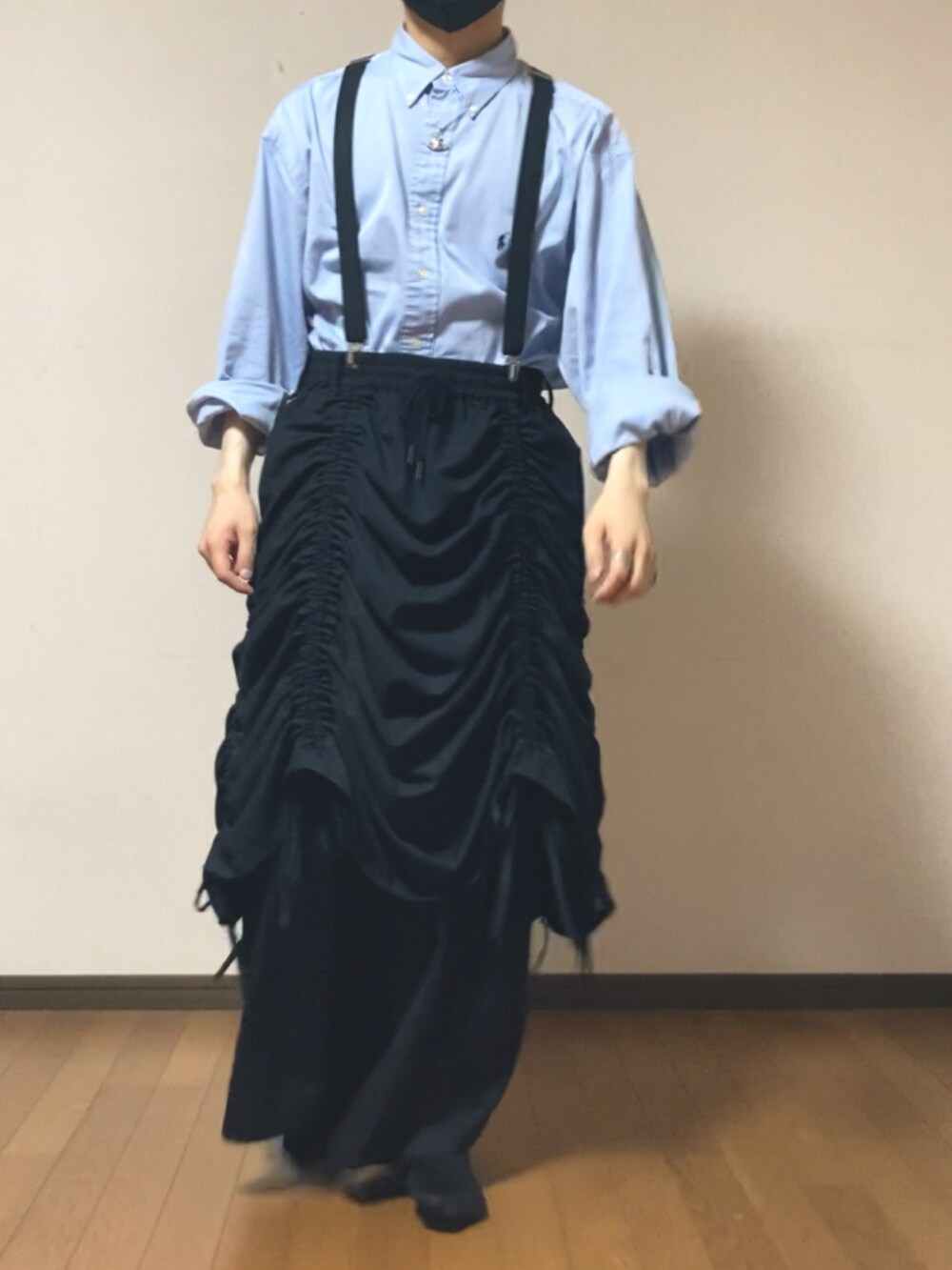 ブラック系のその他パンツ、ブラック系のスカート、ブラック系のノーカラーコートを着用したメンズの春コーディネートの2枚目の写真