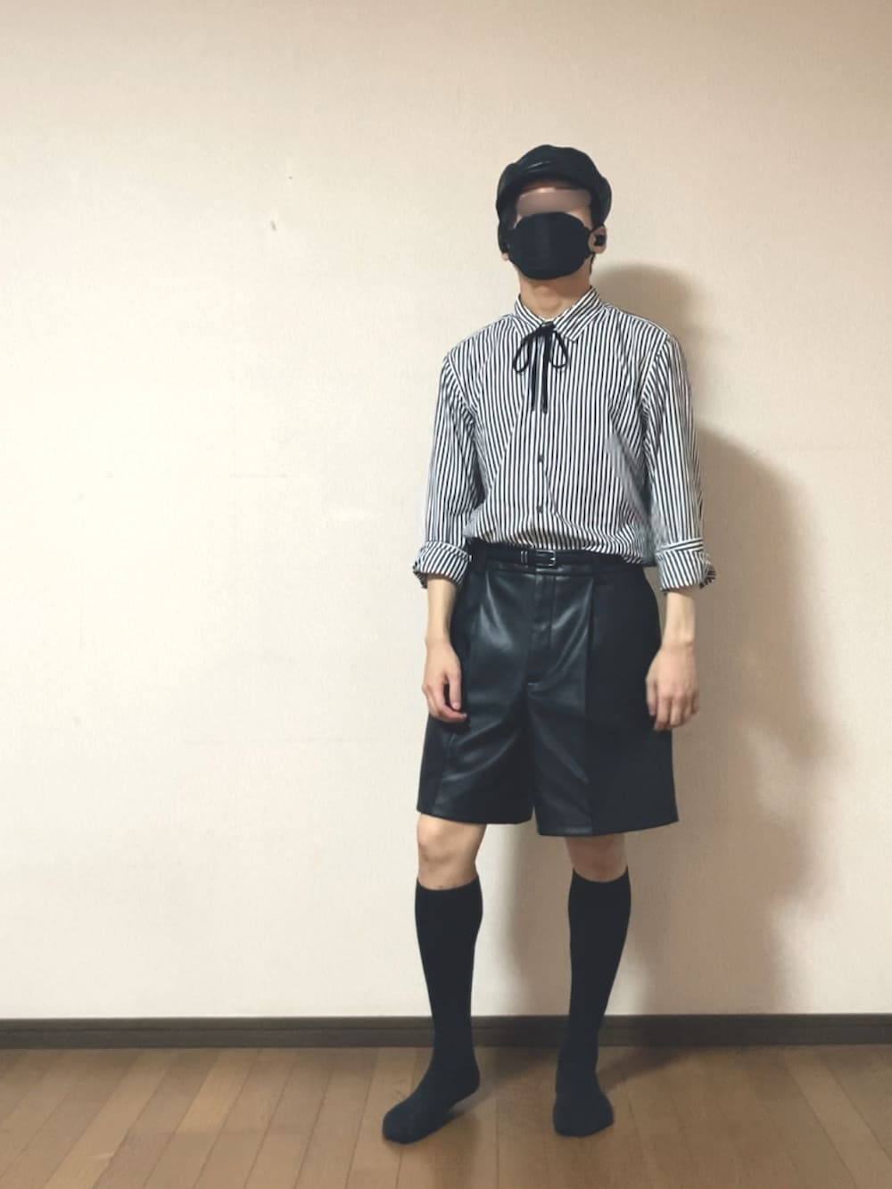 ブラック系のノーカラーコート、ブラック系のネクタイ、その他のシャツ/ブラウスを着用したメンズの秋コーディネートの3枚目の写真