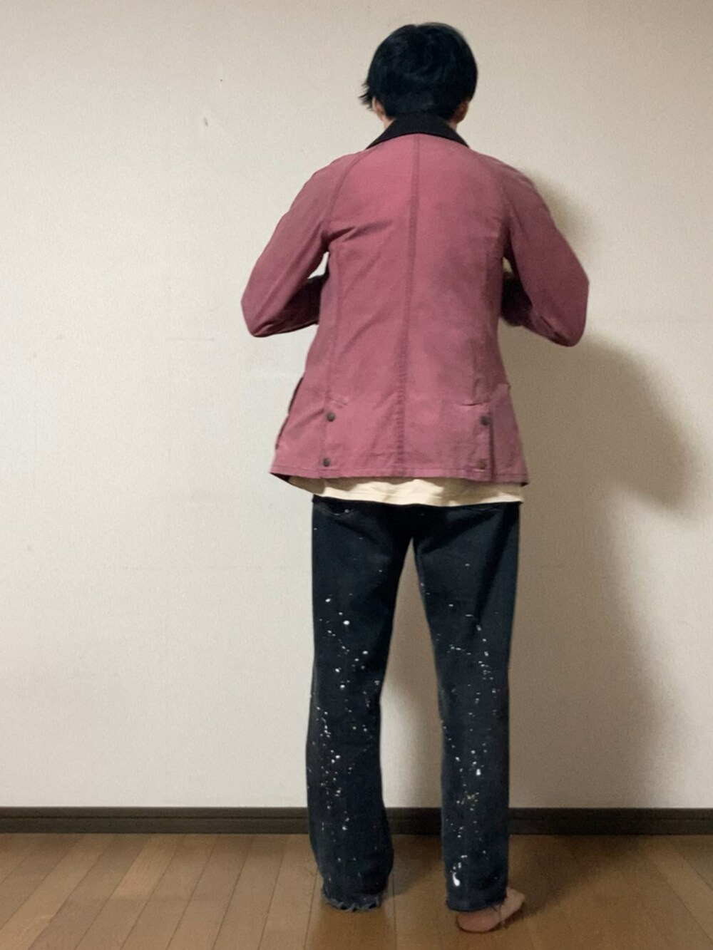 ピンク系のその他アウター、ベージュ系のTシャツ/カットソー、ブラック系のデニムパンツを着用したメンズの冬コーディネートの3枚目の写真