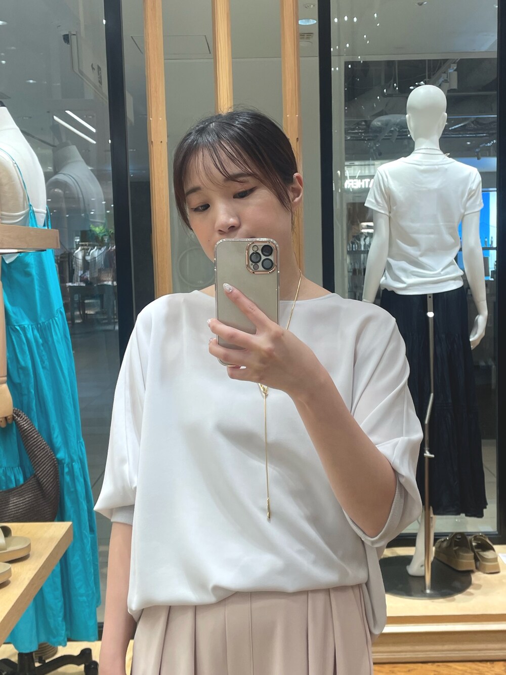 グレー系のシャツ/ブラウス、ピンク系のスラックス、ホワイト系のショルダーバッグを着用したレディースの夏コーディネートの2枚目の写真