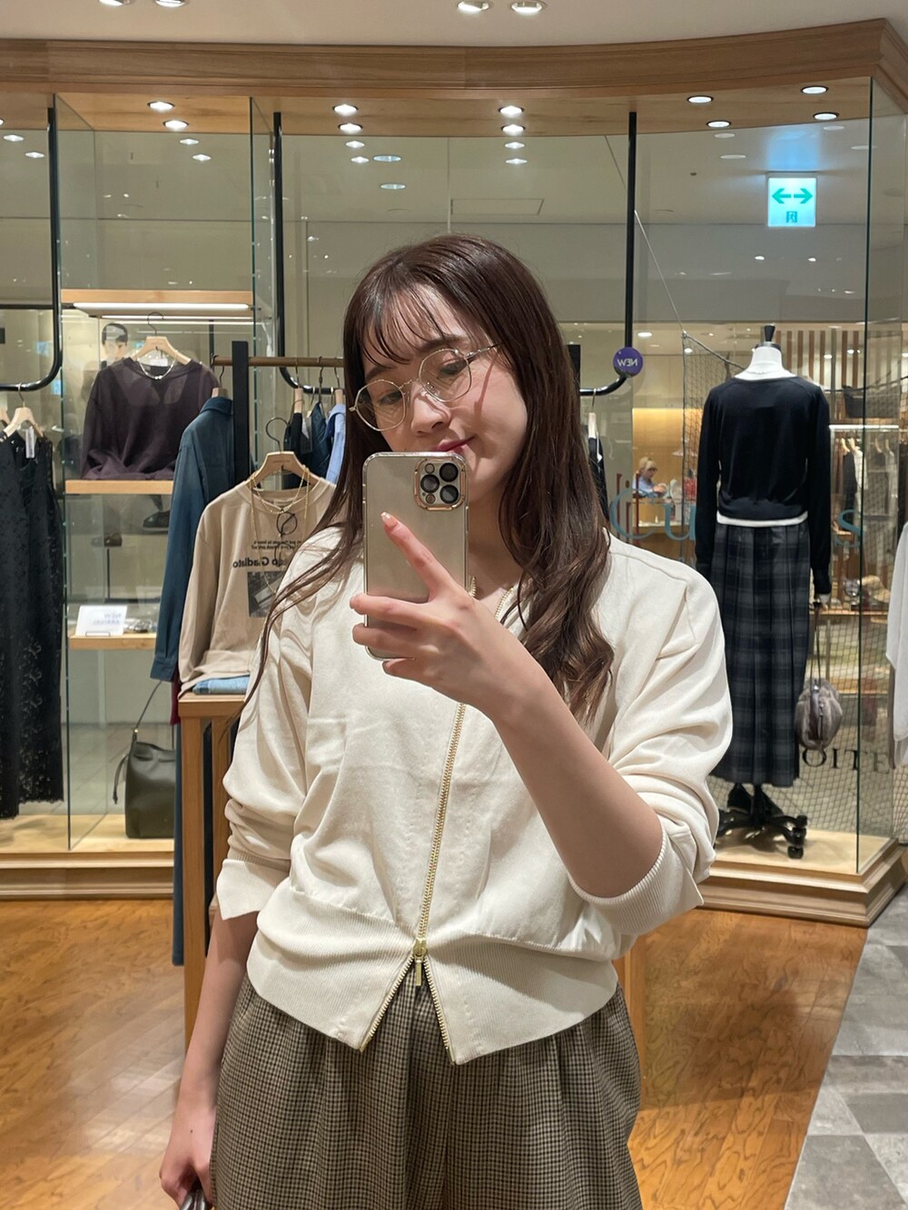 ホワイト系のカーディガン/ボレロ、ブラウン系のボストンバッグ、ベージュ系のその他パンツを着用したレディースの夏コーディネートの2枚目の写真