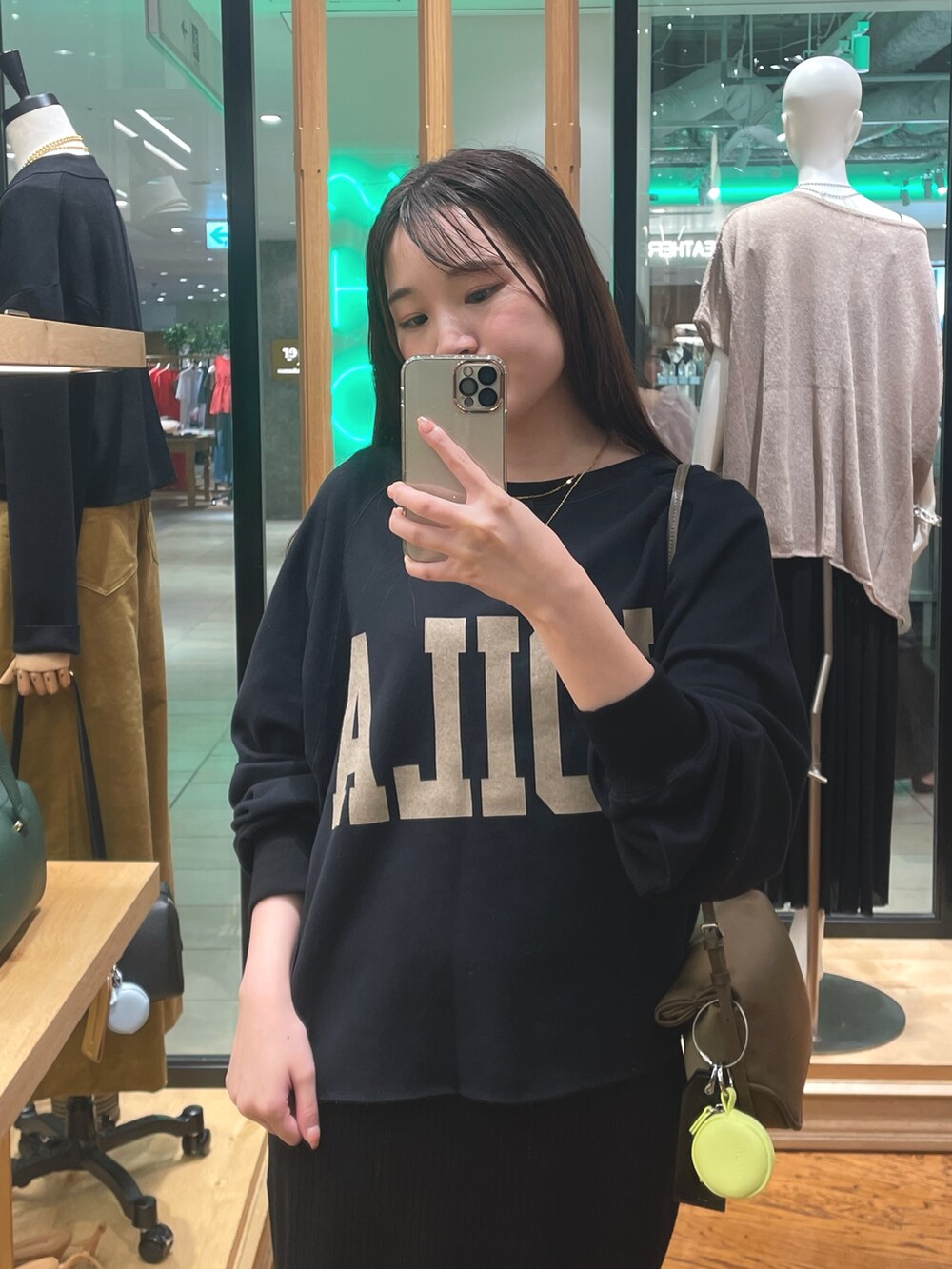 ブラック系のスウェット、ブラック系のワンピース、グレー系のパンプスを着用したレディースの夏コーディネートの2枚目の写真