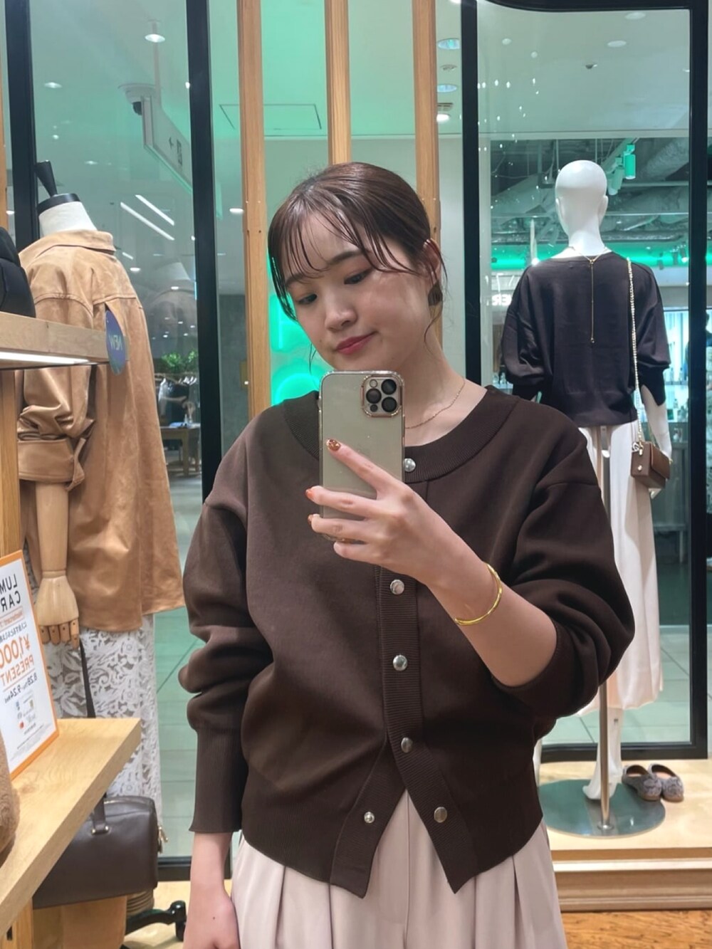 ピンク系のスラックス、ブラック系のボストンバッグ、ブラック系のパンプスを着用したレディースの秋コーディネートの2枚目の写真