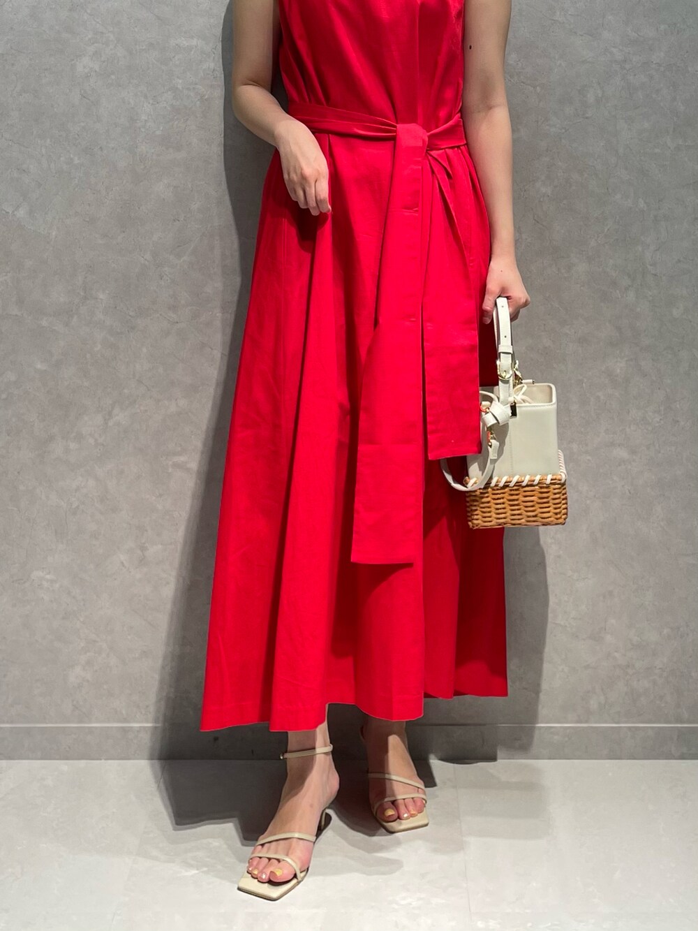レッド系のワンピース、ホワイト系のショルダーバッグ、ベージュ系のサンダルを着用したレディースの夏コーディネートの4枚目の写真