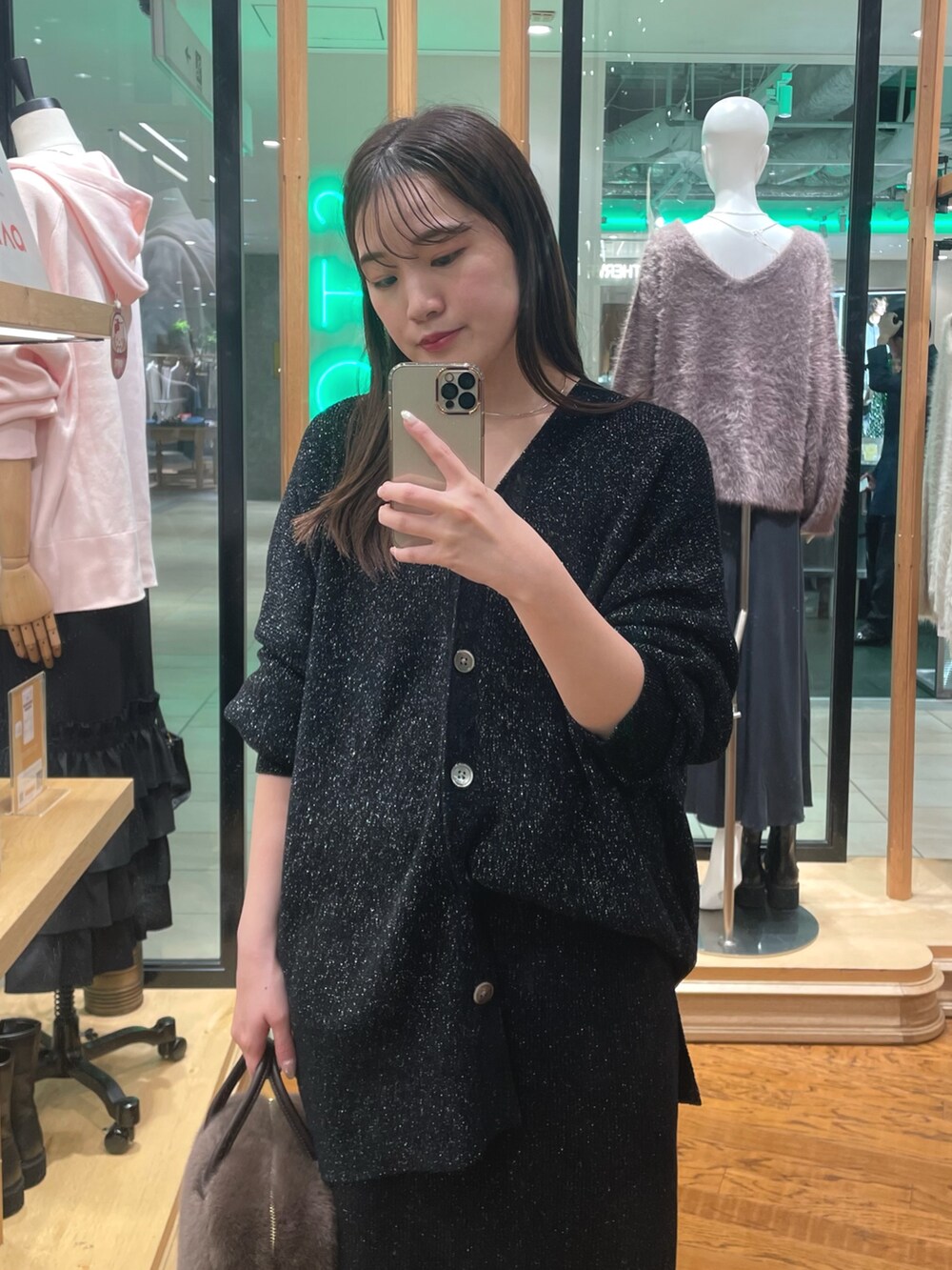 ブラック系のニット/セーター、ブラック系のブーツ、ブラック系のスカートを着用したレディースの冬コーディネートの2枚目の写真