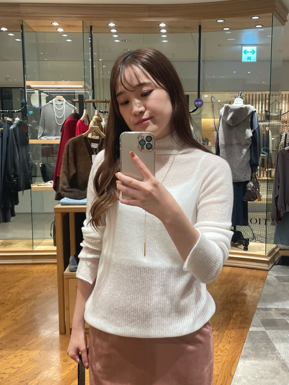 ピンク系のスカート、ブラック系のその他シューズ、ホワイト系のニット/セーターを着用したレディースの秋コーディネートの2枚目の写真