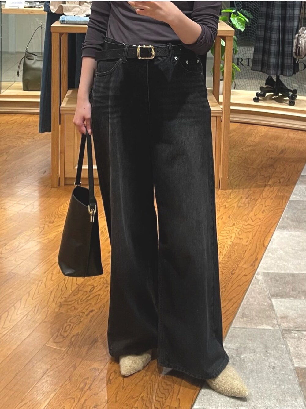 ブラック系のデニムパンツ、ベージュ系のその他シューズ、グレー系のTシャツ/カットソーを着用したレディースの夏コーディネートの3枚目の写真