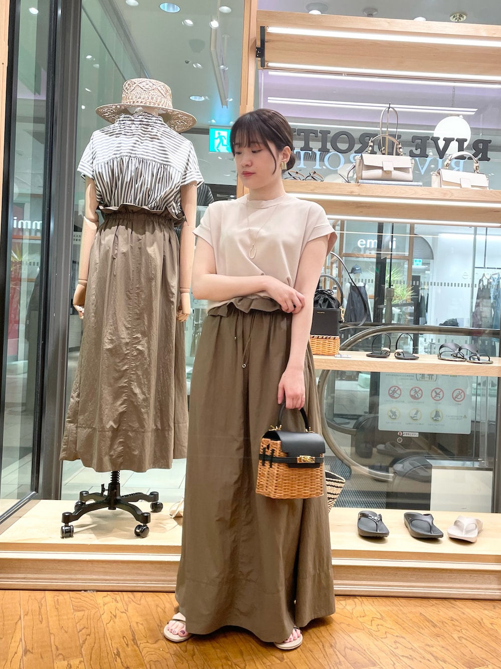 「お出かけコーデ、ＧＷ、キレイめカジュアル、お洒落さんとつながりたい、シンプルコーデ、ママファッション、休日スタイル、スカート、ニット、アパレルスタッフ、RIVEDROITE、リヴドロワ」｜「RIVE DROITEのクールタッチUVショルダーニット（ニット/セーター、ベージュ系）」を使った、RUNAさん（レディース・158cm）の春コーディネートの4枚目の写真