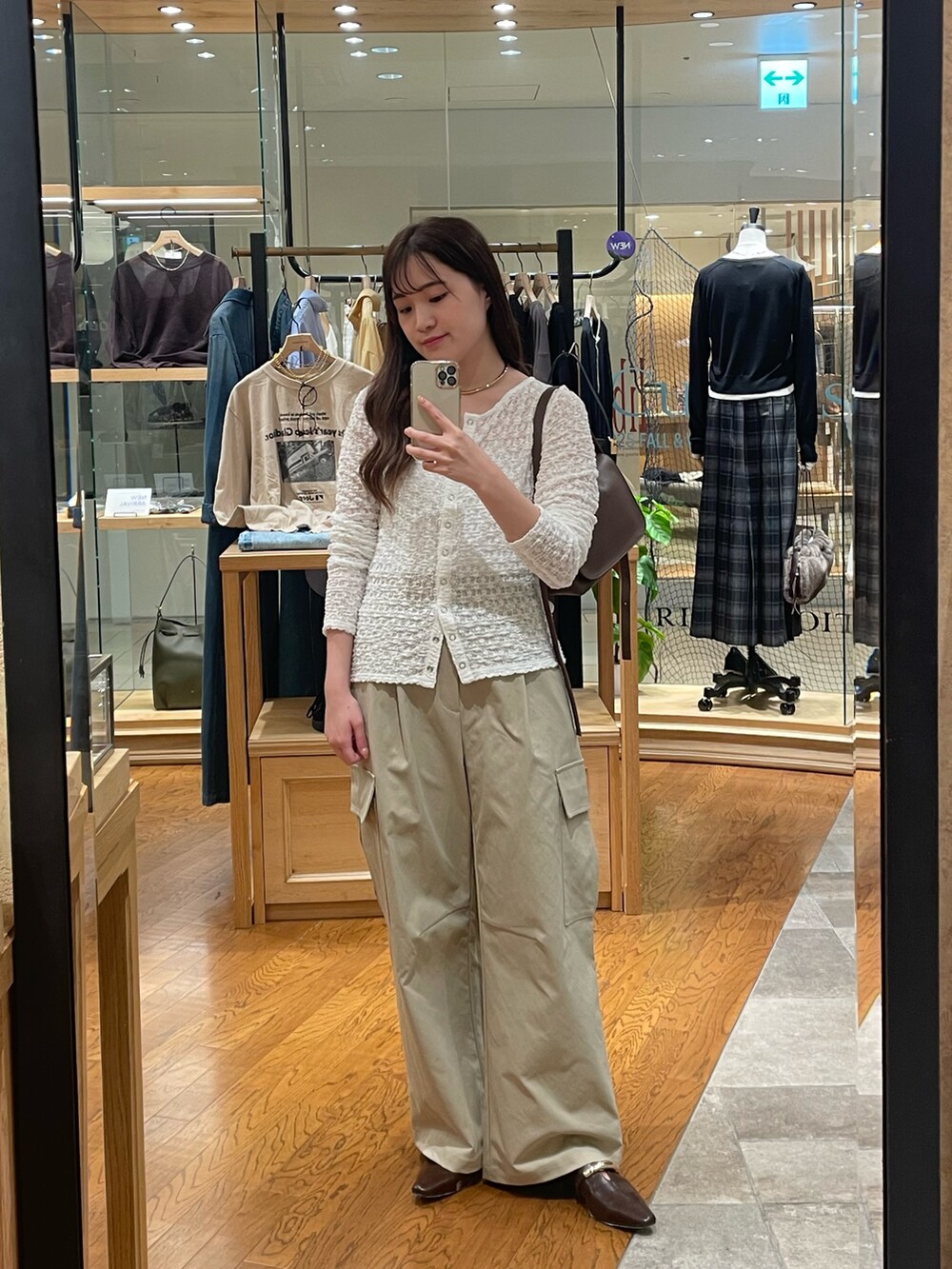 ベージュ系のカーゴパンツ、ブラウン系のその他シューズ、ホワイト系のTシャツ/カットソーを着用したレディースの夏コーディネートの4枚目の写真