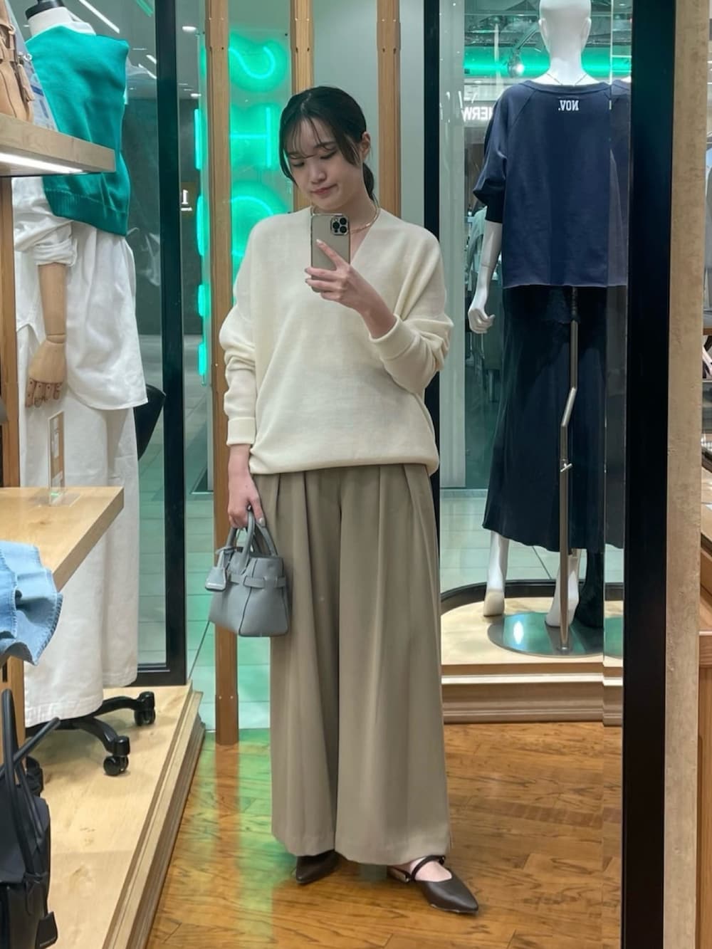 ブルー系のテーラードジャケット、ホワイト系のニット/セーター、ブラウン系のその他シューズを着用したレディースの冬コーディネートの4枚目の写真