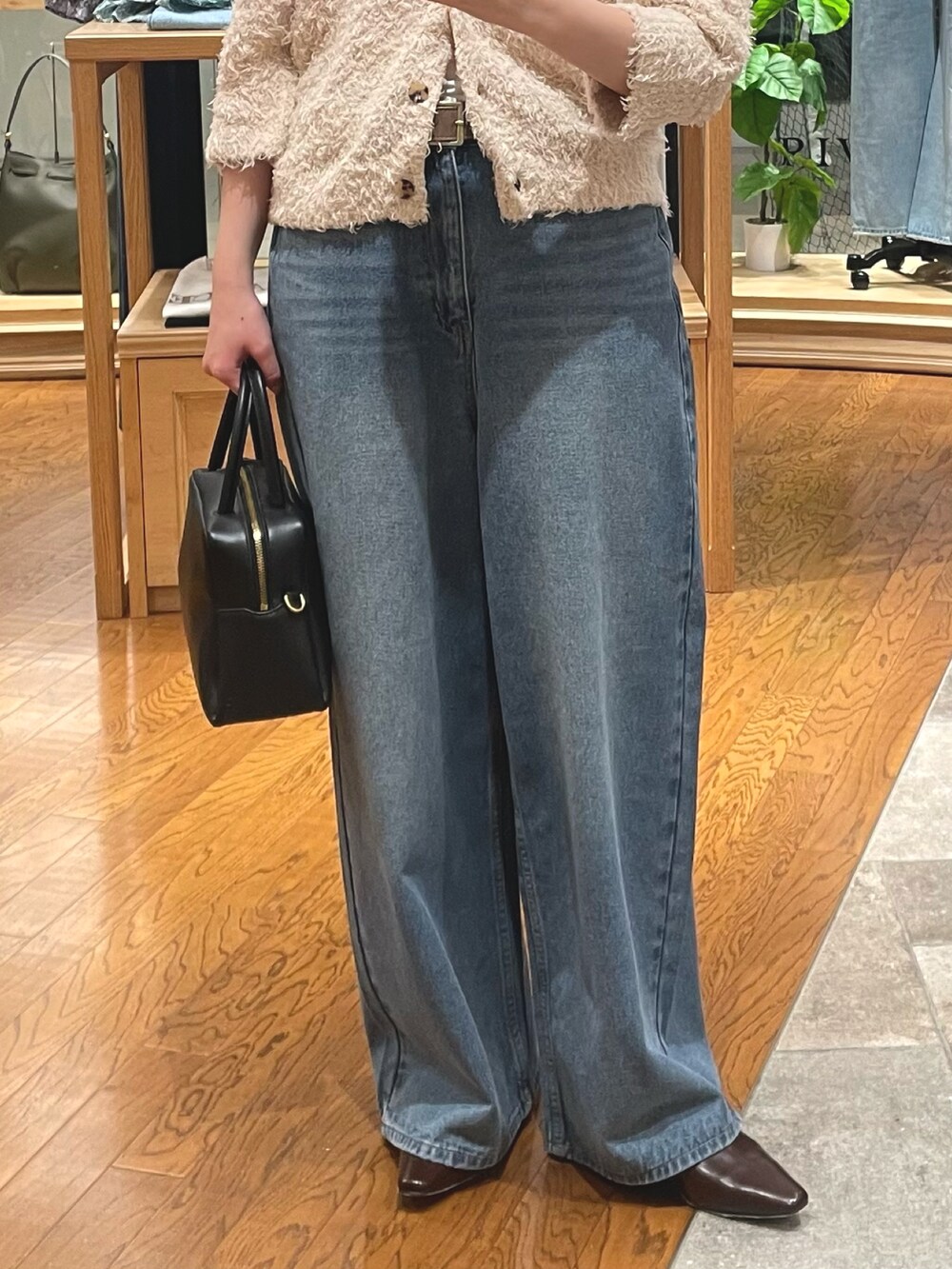 ピンク系のカーディガン/ボレロ、ブルー系のデニムパンツ、ブラウン系のその他シューズを着用したレディースの夏コーディネートの3枚目の写真