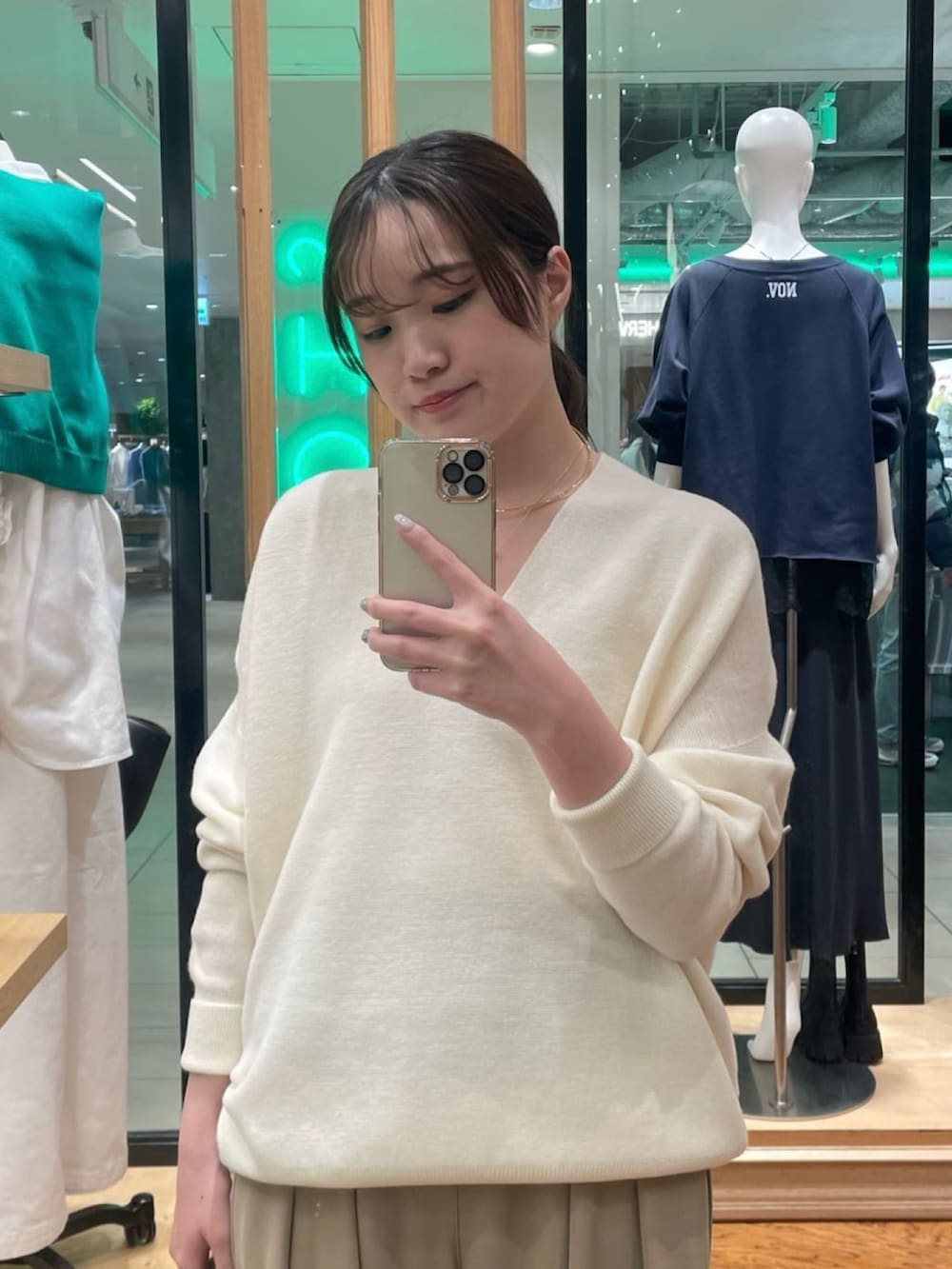 ブルー系のテーラードジャケット、ホワイト系のニット/セーター、ブラウン系のその他シューズを着用したレディースの冬コーディネートの3枚目の写真