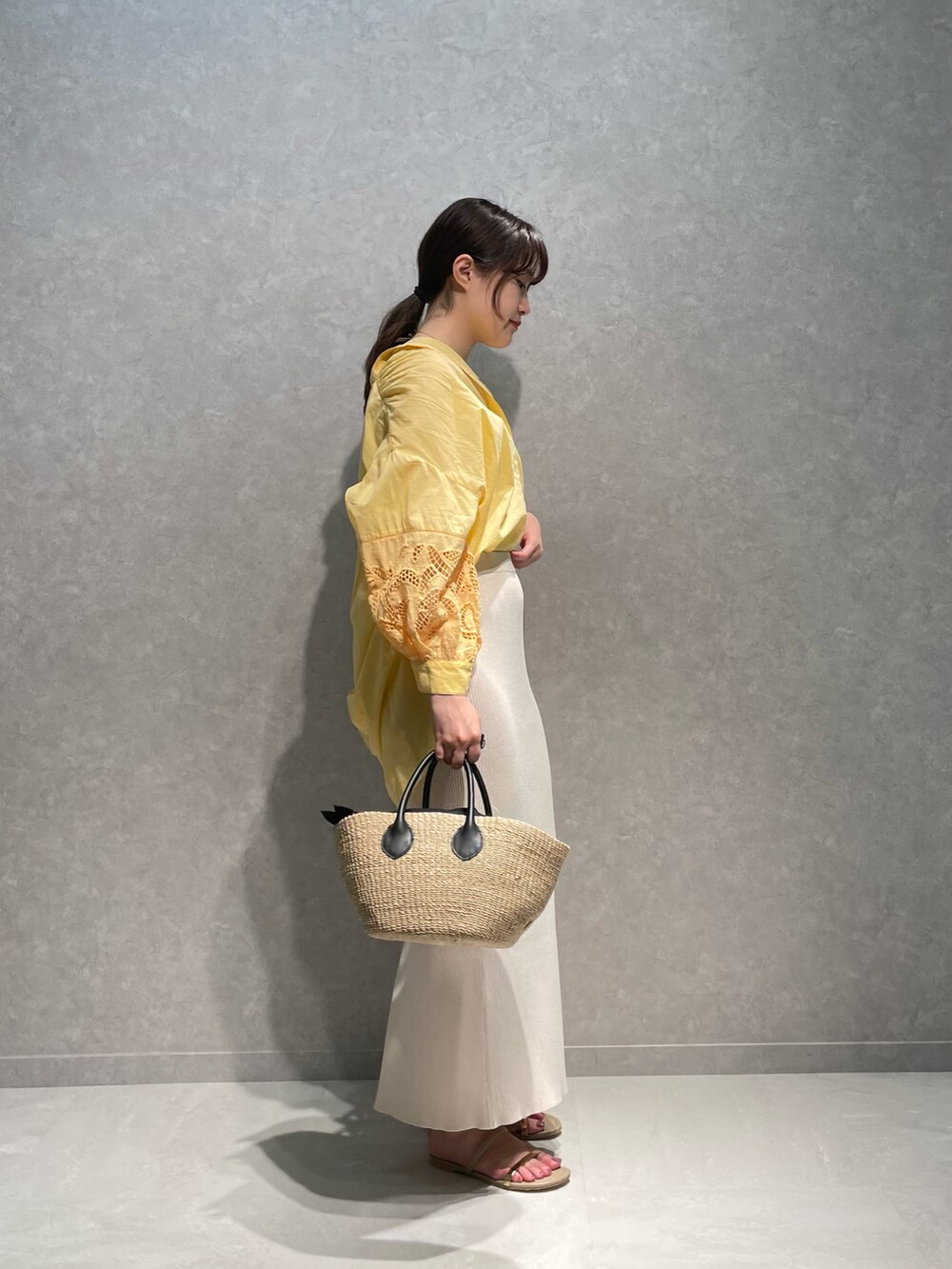 「春コーデ、シンプル、休日スタイル、お洒落さんとつながりたい、綿100％、体型カバー、ボリューム袖、ブラウス、ニットスカート、サンダル、イエロー、かごバッグ、RIVEDROITE、リヴドロワ」｜「RIVE DROITEの袖口のレースがさりげない/コットン袖刺繍ギャザーブラウス（シャツ/ブラウス、イエロー系）」を使った、RUNAさん（レディース・158cm）の春コーディネートの2枚目の写真