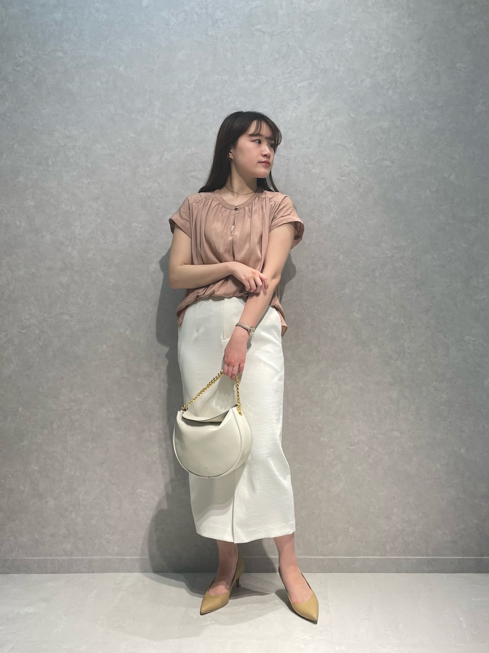 「シンプルスタイル、キレイめコーデ、出勤コーデ、ブラウス、タイトスカート、ピンク、オトナカワイイ、お洒落さんとつながりたい、オフィススタイル、RIVEDROITE、リヴドロワ、パステルカラー、春色、春コーデ」｜「RIVE DROITEのUV防止機能/カッセンデシンフレンチブラウス（シャツ/ブラウス、ピンク系）」を使った、RUNAさん（レディース・158cm）の春コーディネートの2枚目の写真