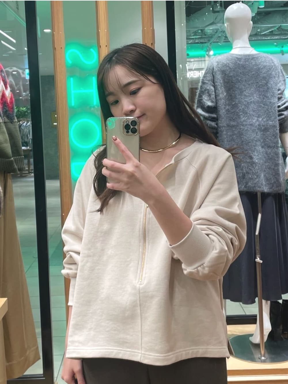 ベージュ系のスウェット、ブラウン系のその他パンツ、ブラウン系のハンドバッグを着用したレディースの秋コーディネートの2枚目の写真