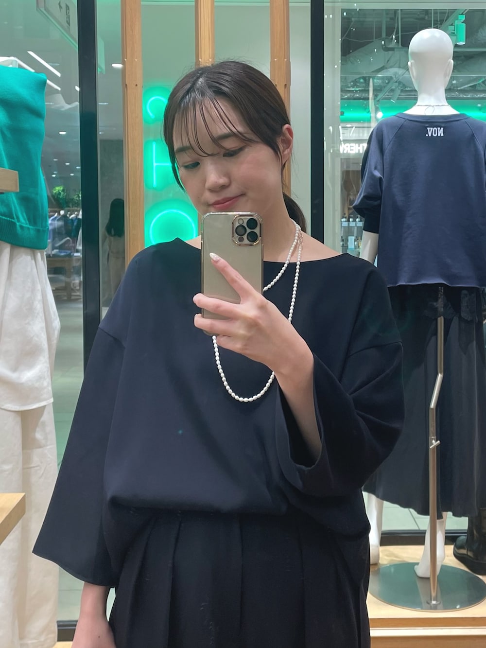 ブルー系のシャツ/ブラウス、ブルー系のスラックス、ブラック系のハンドバッグを着用したレディースの冬コーディネートの2枚目の写真