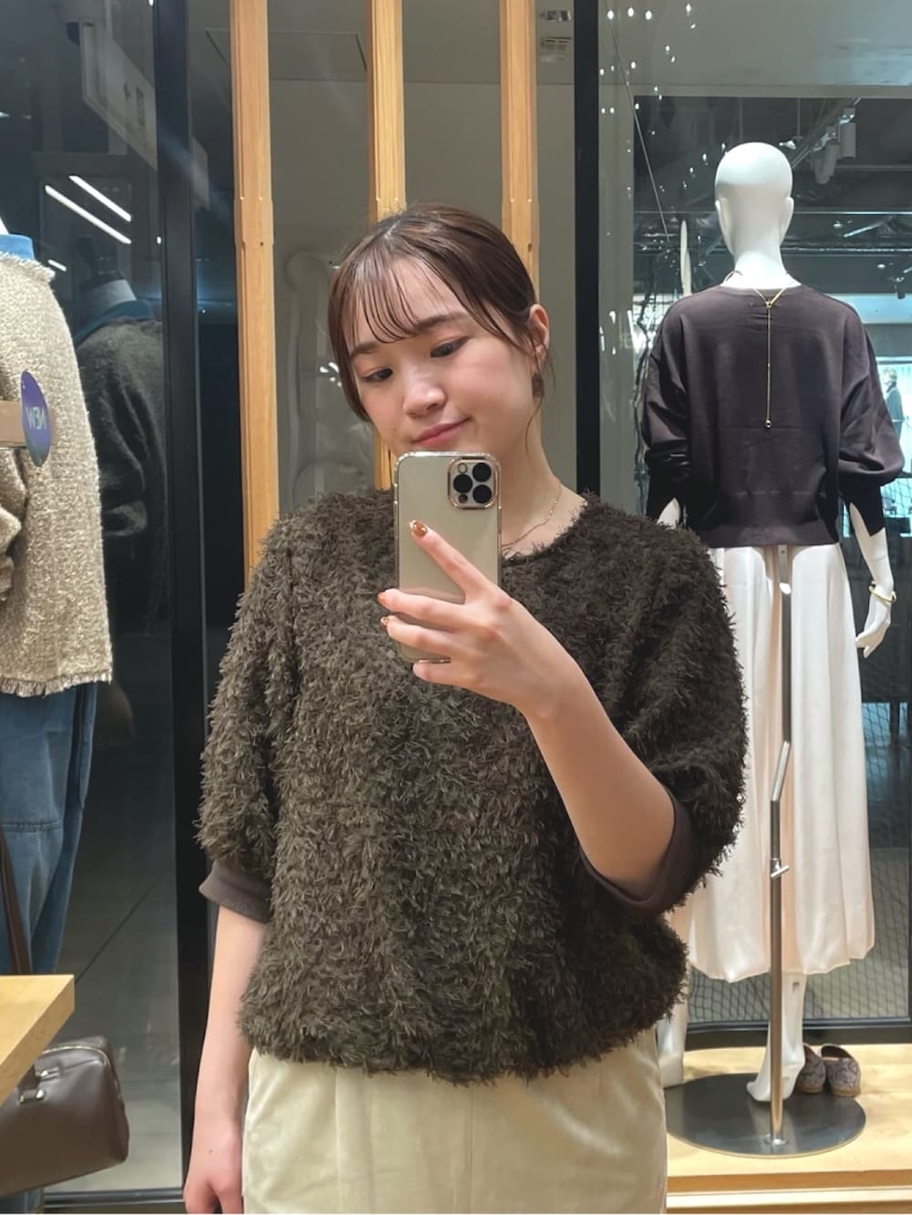 ベージュ系のスカート、ブラック系のボストンバッグ、ブラウン系のシャツ/ブラウスを着用したレディースの秋コーディネートの2枚目の写真