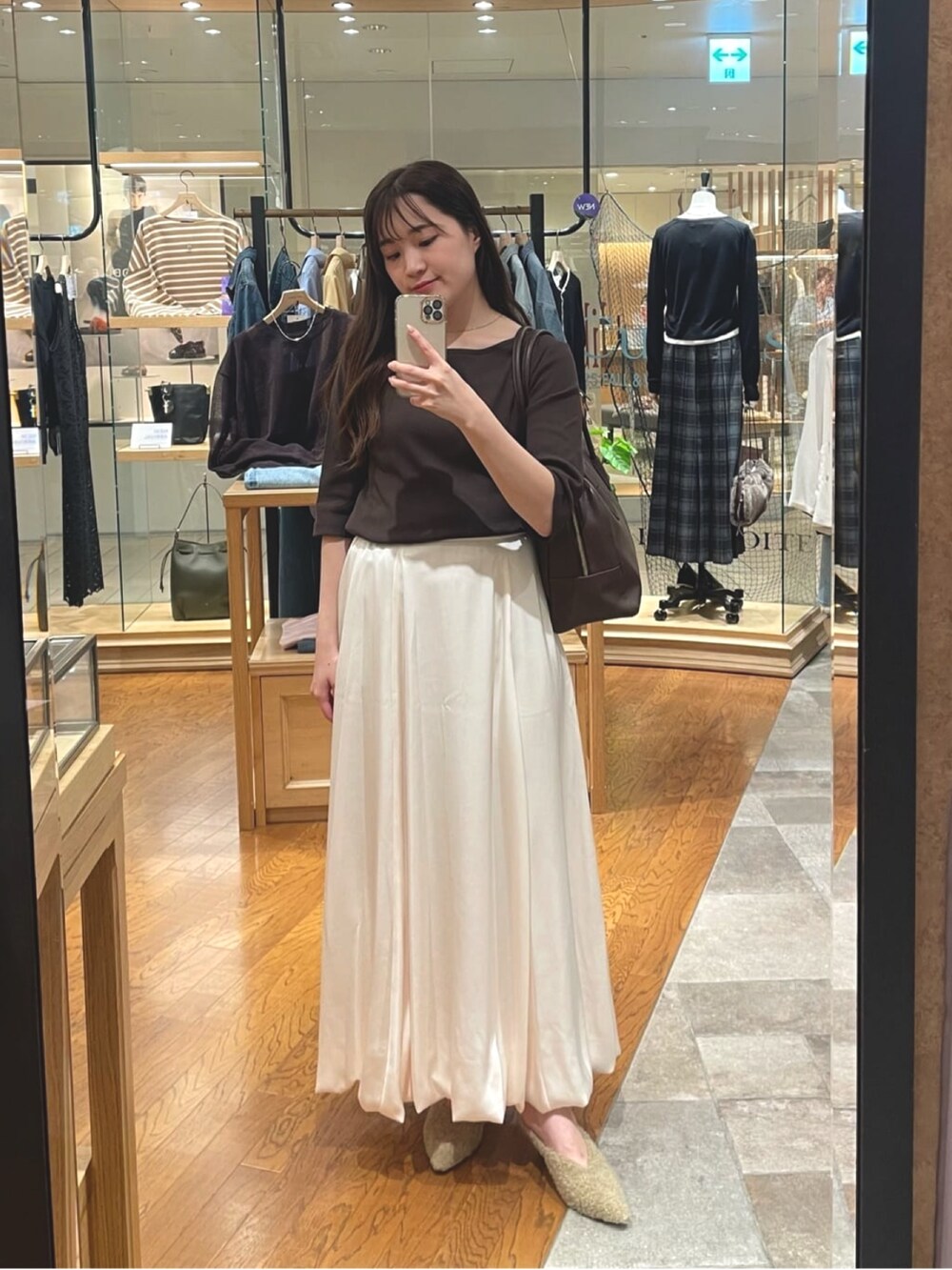 ホワイト系のスカート、ベージュ系のその他シューズ、ブラウン系のボストンバッグを着用したレディースの夏コーディネートの4枚目の写真