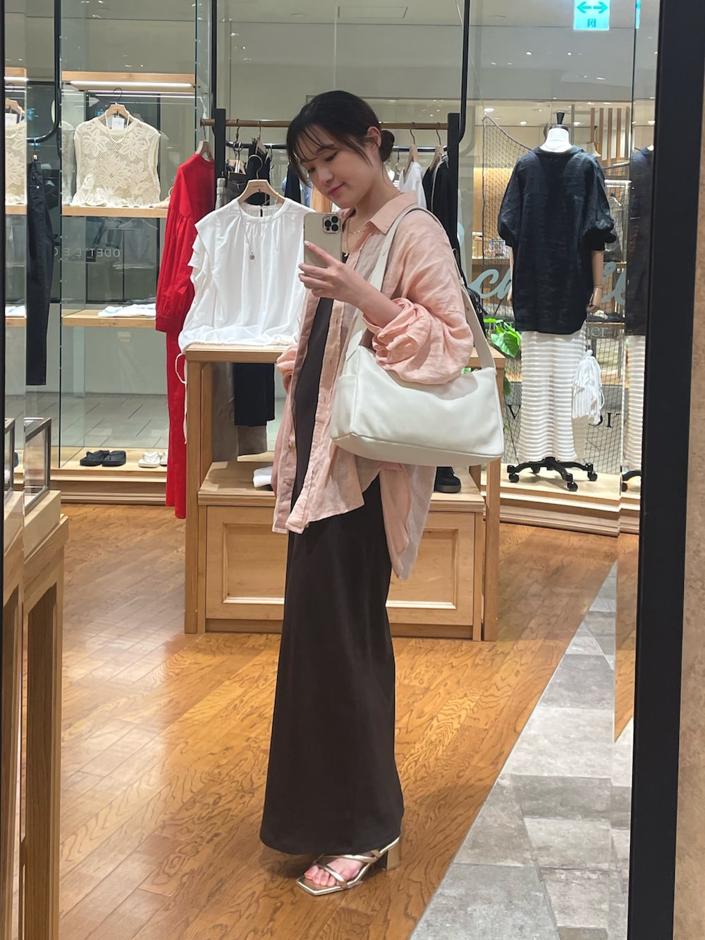 ピンク系のシャツ/ブラウス、ブラウン系のワンピース、ゴールド系のサンダルを着用したレディースの夏コーディネートの3枚目の写真