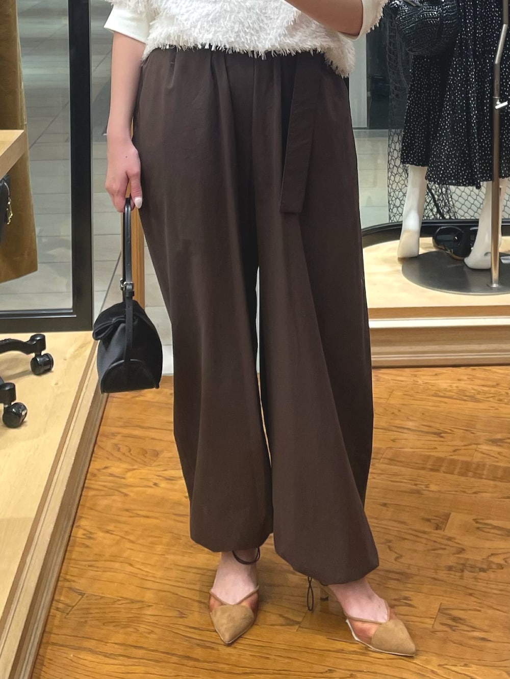 「ブラウス、ブラウスコーデ、ブラウン、ブラウンコーデ、フェザー、秋、秋コーデ、秋服、秋服準備はじめました、秋色、キレイめ、きれいめコーディネート、キレイめコーデ、オンオフ、オンオフ兼用」｜「RIVE DROITEの【着映え】リブ付きフリンジブラウス（シャツ/ブラウス、ホワイト系）」を使った、RUNAさん（骨格ウェーブ・レディース・158cm）の夏コーディネートの3枚目の写真