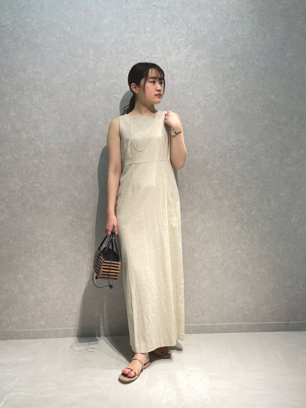 ベージュ系のワンピース、ブルー系のカーディガン/ボレロ、ベージュ系のサンダルを着用したレディースの春コーディネートの3枚目の写真