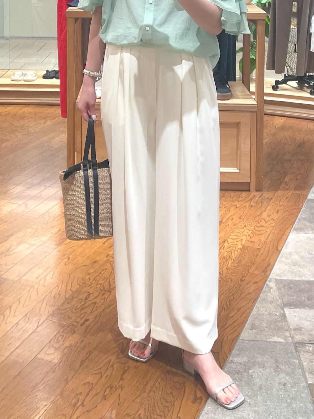 「ミントグリーン、お仕事、お仕事コーデ、フリルブラウス、ホワイトパンツ、スラックス、オンオフ兼用、夏服、夏コーデ、RIVEDROITE、リヴドロワ、ラクチンコーデ、キレイめコーデ、オフィススタイル、カラーコーデ」｜「RIVE DROITEの【着映え/二の腕カバー】ティアードフリルブラウス（シャツ/ブラウス、グリーン系）」を使った、RUNAさん（骨格ウェーブ・レディース・158cm）の夏コーディネートの3枚目の写真
