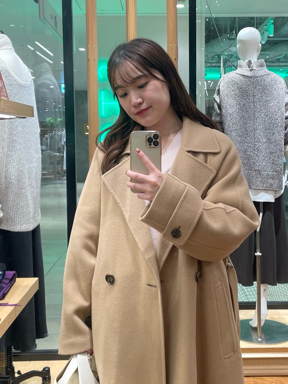 イエロー系のその他アウター、ホワイト系のハンドバッグ、ブラウン系のブーツを着用したレディースの秋コーディネートの2枚目の写真