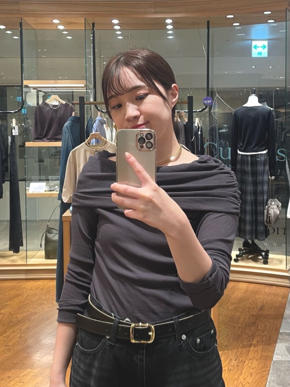 ブラック系のデニムパンツ、ベージュ系のその他シューズ、グレー系のTシャツ/カットソーを着用したレディースの夏コーディネートの2枚目の写真