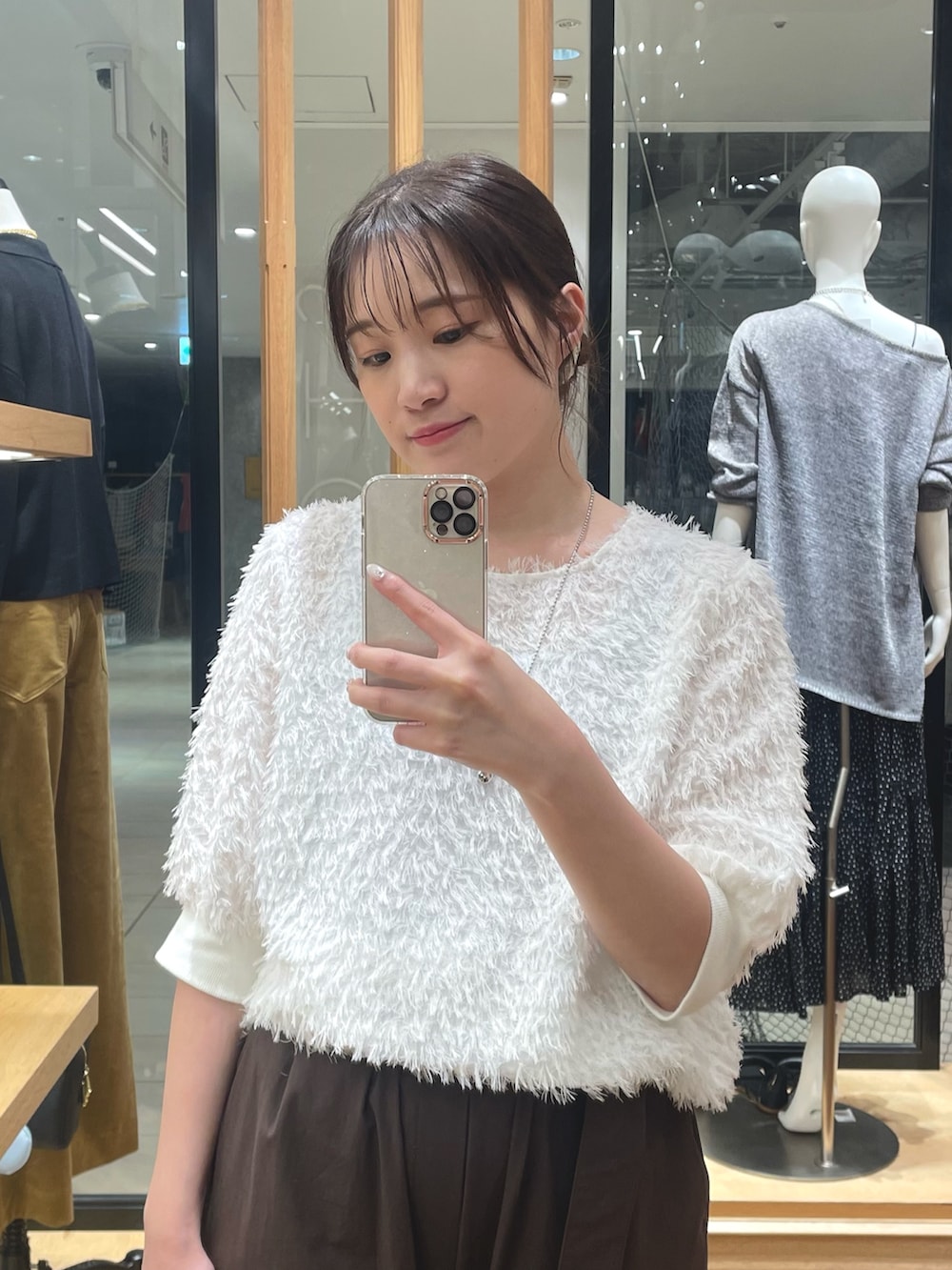 「ブラウス、ブラウスコーデ、ブラウン、ブラウンコーデ、フェザー、秋、秋コーデ、秋服、秋服準備はじめました、秋色、キレイめ、きれいめコーディネート、キレイめコーデ、オンオフ、オンオフ兼用」｜「RIVE DROITEの【着映え】リブ付きフリンジブラウス（シャツ/ブラウス、ホワイト系）」を使った、RUNAさん（骨格ウェーブ・レディース・158cm）の夏コーディネートの2枚目の写真