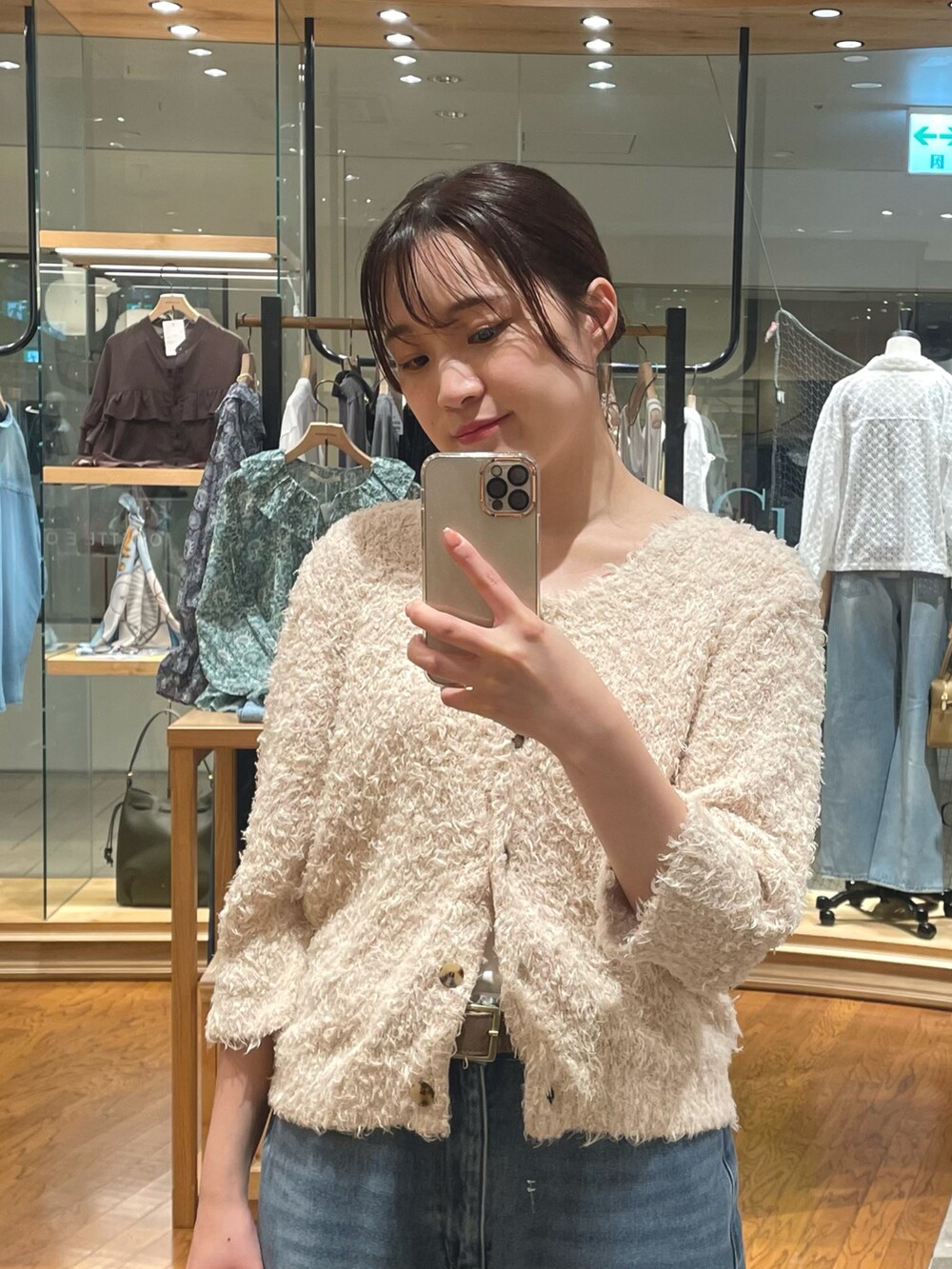 ピンク系のカーディガン/ボレロ、ブルー系のデニムパンツ、ブラウン系のその他シューズを着用したレディースの夏コーディネートの2枚目の写真