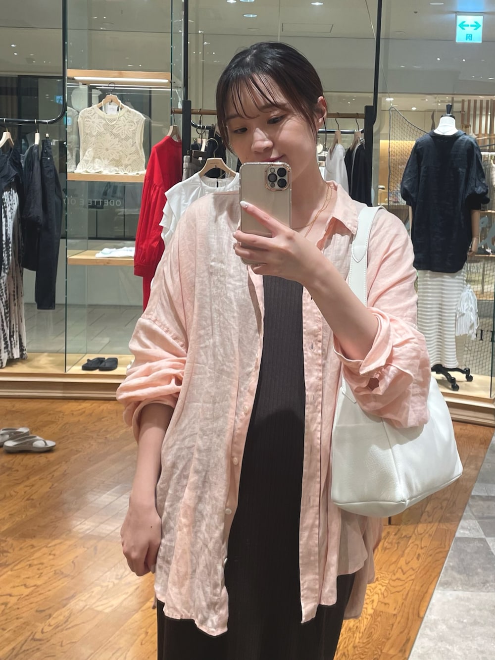 ピンク系のシャツ/ブラウス、ブラウン系のワンピース、ゴールド系のサンダルを着用したレディースの夏コーディネートの2枚目の写真