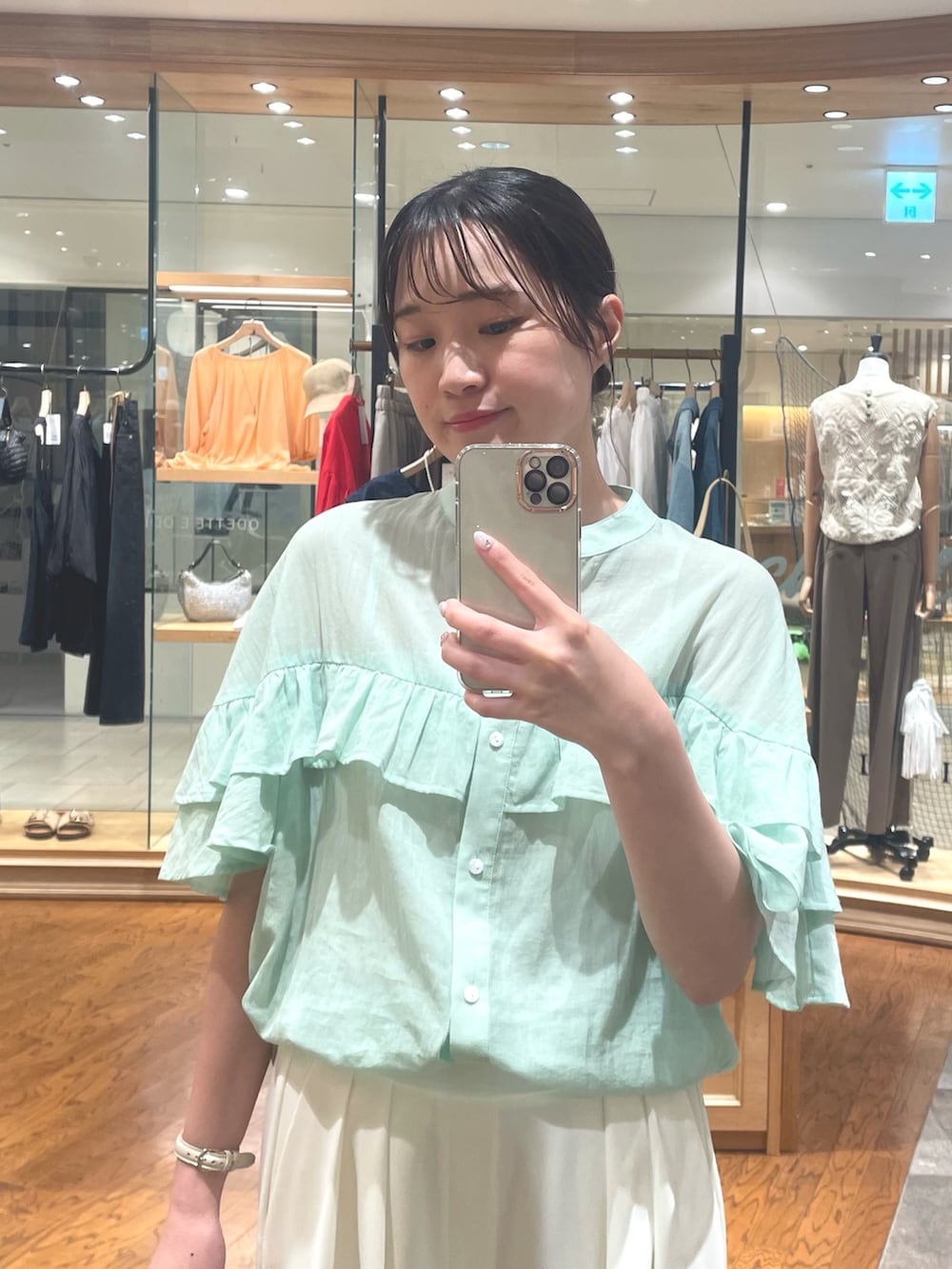 「ミントグリーン、お仕事、お仕事コーデ、フリルブラウス、ホワイトパンツ、スラックス、オンオフ兼用、夏服、夏コーデ、RIVEDROITE、リヴドロワ、ラクチンコーデ、キレイめコーデ、オフィススタイル、カラーコーデ」｜「RIVE DROITEの【着映え/二の腕カバー】ティアードフリルブラウス（シャツ/ブラウス、グリーン系）」を使った、RUNAさん（骨格ウェーブ・レディース・158cm）の夏コーディネートの2枚目の写真