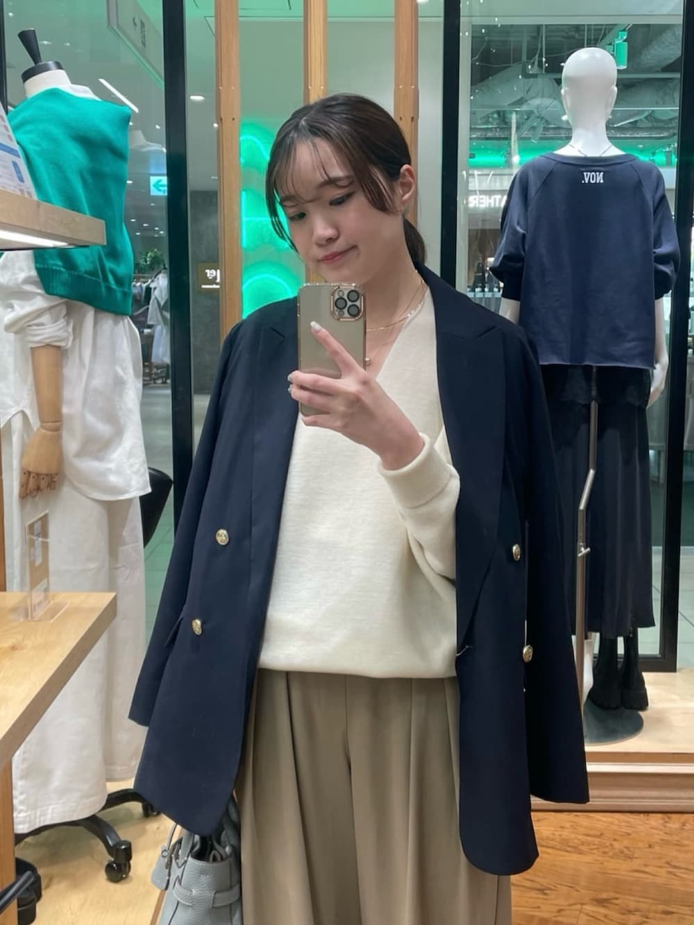 ブルー系のテーラードジャケット、ホワイト系のニット/セーター、ブラウン系のその他シューズを着用したレディースの冬コーディネートの2枚目の写真