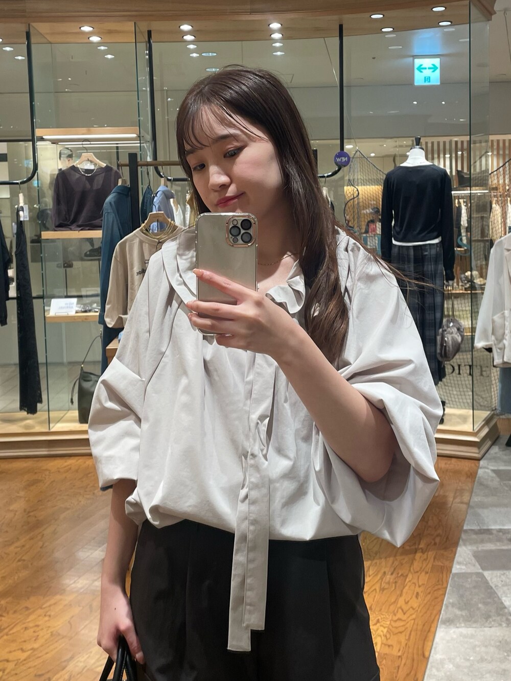 ブラウン系のカーゴパンツ、ブラック系のパンプス、ブラック系のボストンバッグを着用したレディースの夏コーディネートの2枚目の写真