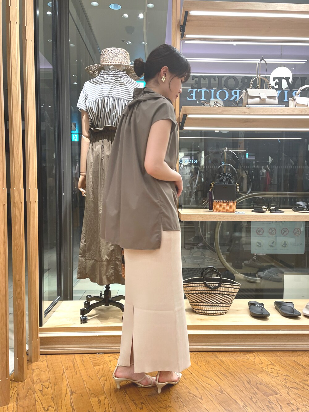 「休日スタイル、今日のコーデ、ラクチンコーデ、ベージュ、ブラウス、シンプル、スカートコーデ、ニットスカート、サンダル、カーキ、RIVEDROITE、スタッフコーデ」｜「RIVE DROITEのカジュアルにもキレイめにも◎/フレンチフリルカラーブラウス（シャツ/ブラウス、グリーン系）」を使った、RUNAさん（レディース・158cm）の春コーディネートの2枚目の写真
