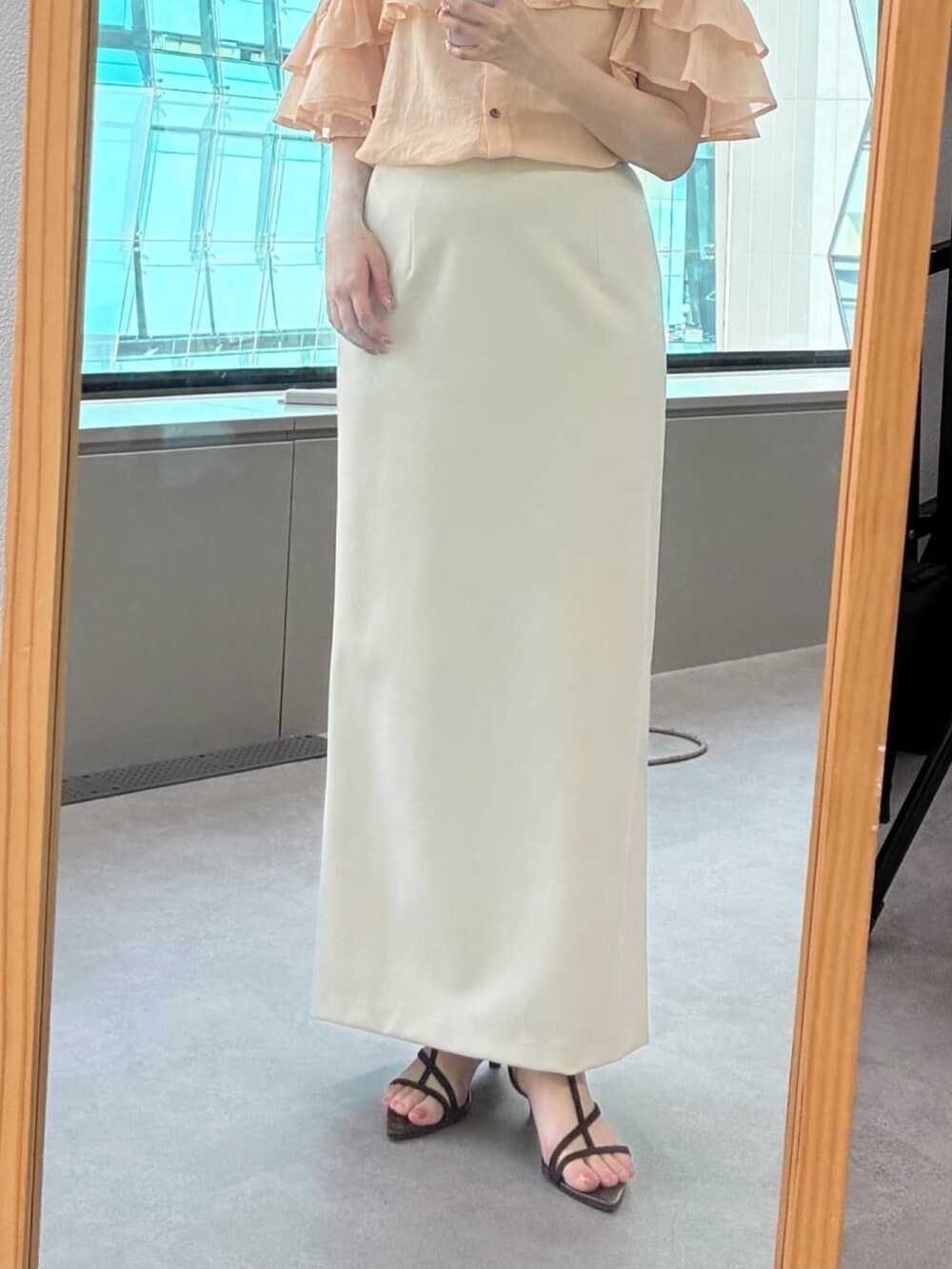 ピンク系のシャツ/ブラウス、ホワイト系のスカート、ブラウン系のサンダルを着用したレディースの夏コーディネートの3枚目の写真