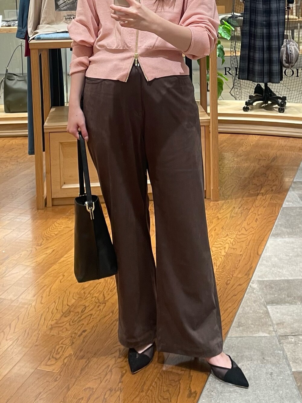 ピンク系のカーディガン/ボレロ、ブラウン系のその他パンツ、ブラック系のパンプスを着用したレディースの夏コーディネートの3枚目の写真