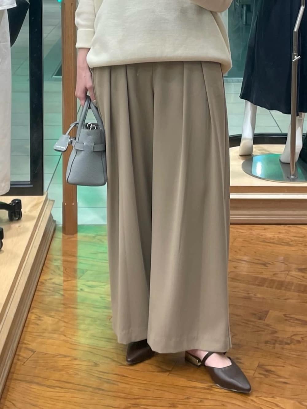 ブルー系のテーラードジャケット、ホワイト系のニット/セーター、ブラウン系のその他シューズを着用したレディースの冬コーディネートの5枚目の写真