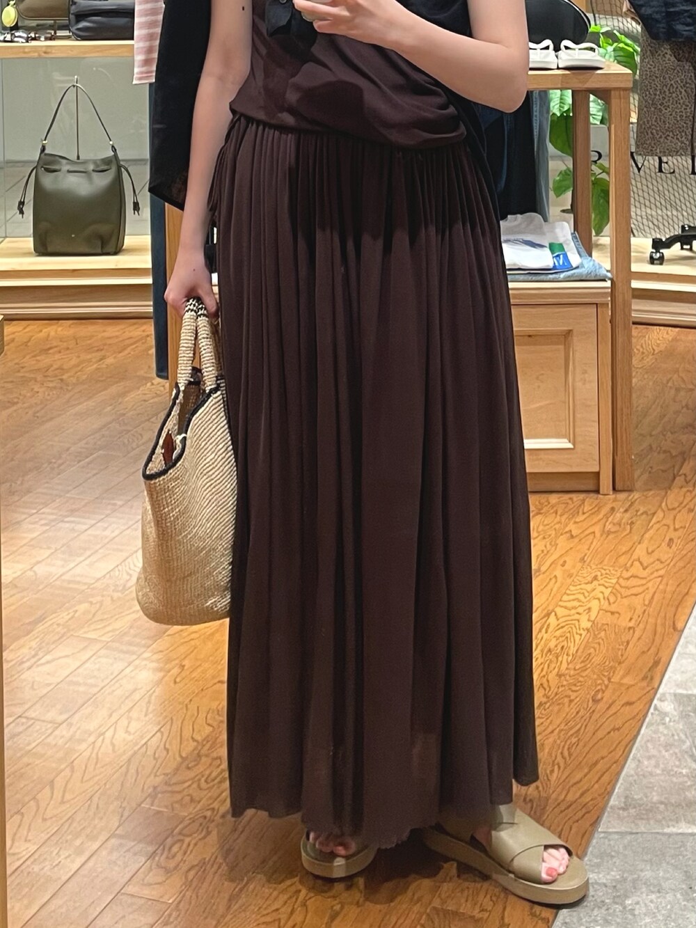 ブラウン系のワンピース、ブラック系のシャツ/ブラウス、ベージュ系のサンダルを着用したレディースの夏コーディネートの3枚目の写真