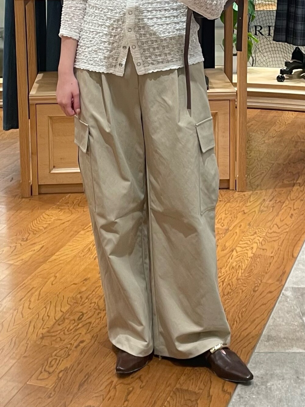 ベージュ系のカーゴパンツ、ブラウン系のその他シューズ、ホワイト系のTシャツ/カットソーを着用したレディースの夏コーディネートの3枚目の写真